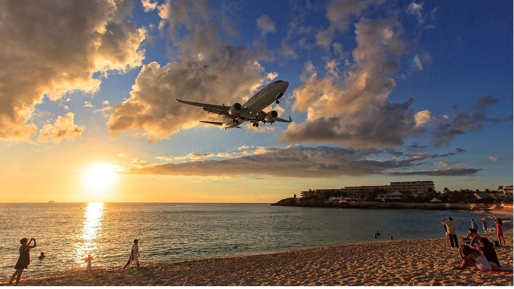 Avión volando sobre la playa de las Maldivas