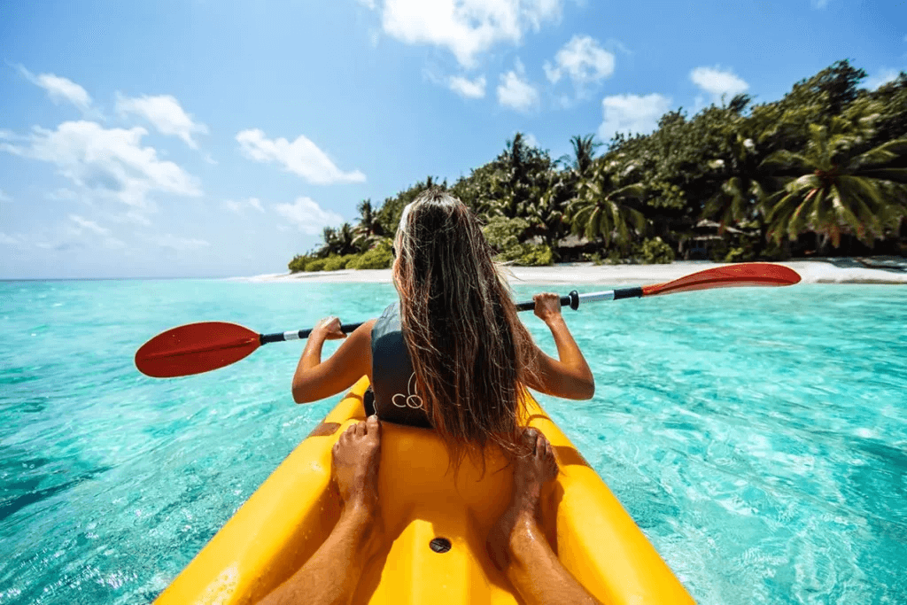 Hacer kayak en las aguas cristalinas y turquesas de las Maldivas