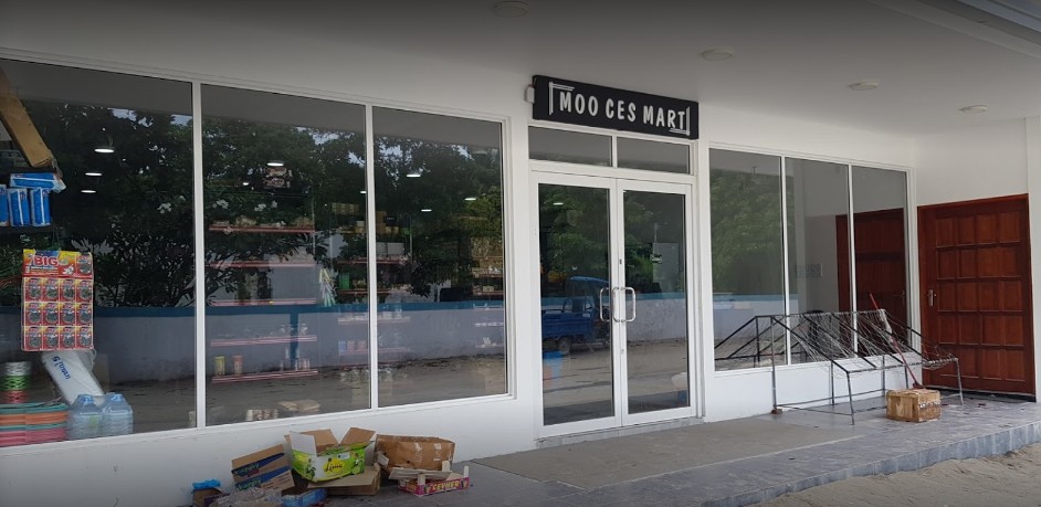 Shop front with glass doors on Thoddoo